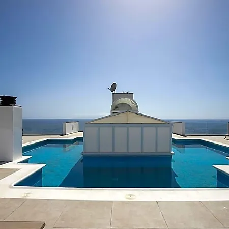 فندق Eden Oceanfront Hideaway 4*
